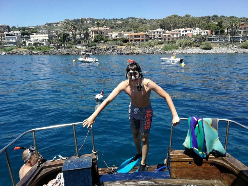 Catania, Isole Ciclopi: Snorkeling Trip - Getting to the volcanic coast near Aci Castello
