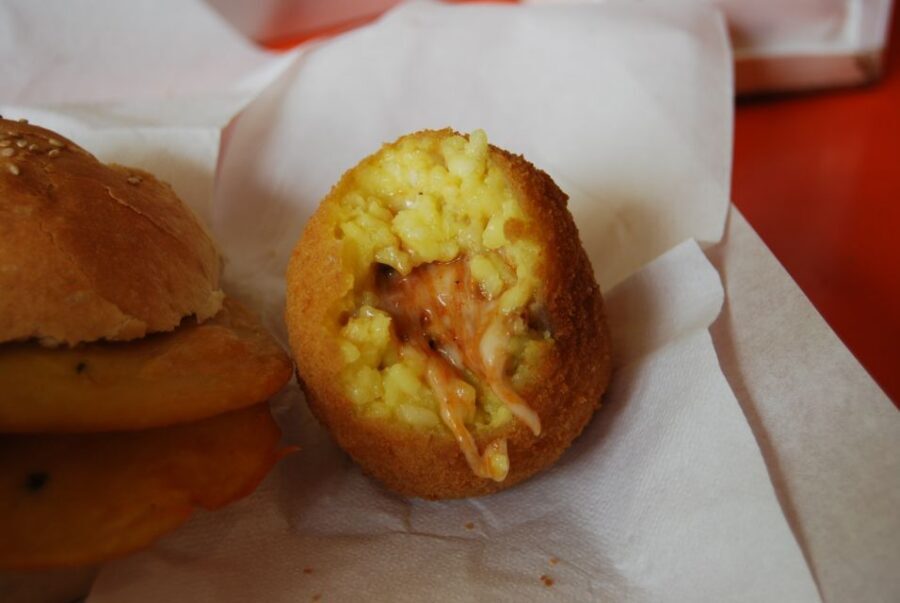 Catania: Private Tour with Arancino Tasting - Via Vittorio Emanuele to the quieter end of the walk