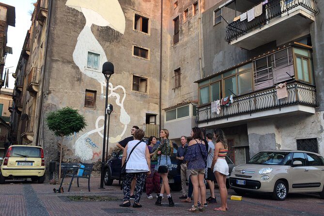 Street food tour of Catania by night - A’ Piscaria Mercato del Pesce: market energy and your first big taste